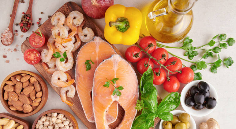 Dieta mediterrânea prioriza vegetais, frutas, castanhas, azeite de oliva e frutos do mar