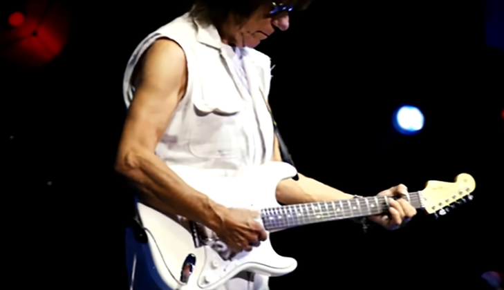 Diferentemente de outros guitarristas, Jeff Beck não usa palheta para tocar a guitarra. 
