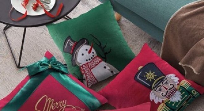 Diferentes estampas de almofadas de Natal complementam a decoração desse ambiente