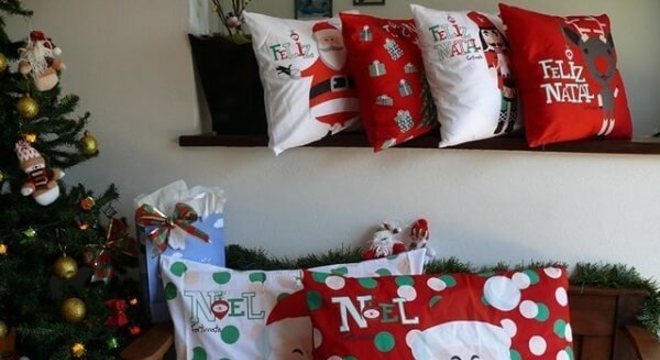 Diferentes modelos de almofada de Natal decoram esse ambiente