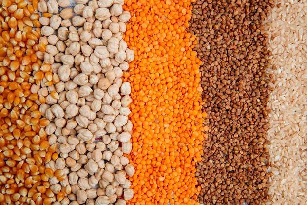 Diferentes tipos de cereais: milho, grão de bico, lentilha vermelha, trigo e arroz. Freepik/stockking