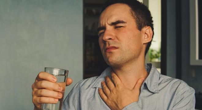 Dificuldade de engolir - principais causas, sintomas e tratamentos