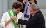 Dilma Roussef recebe a faixa presidencial de Lula, em 2011