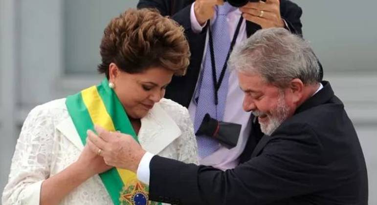 Dilma Rousseff recebe a faixa presidencial de Lula, em 2011