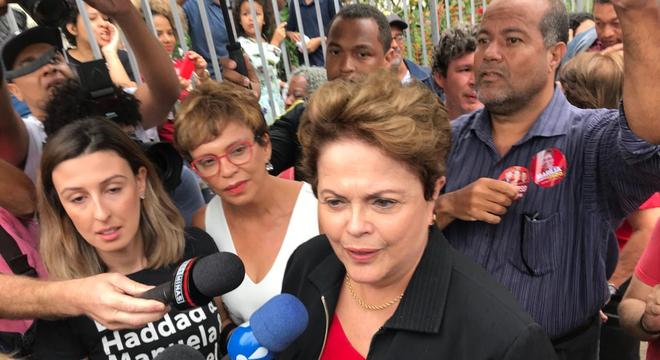 Ex-presidente Dilma após votar em campanha para o Senado, em 2018