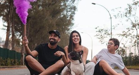 Dilsinho anunciou sexo da filha com sinalizador roxo