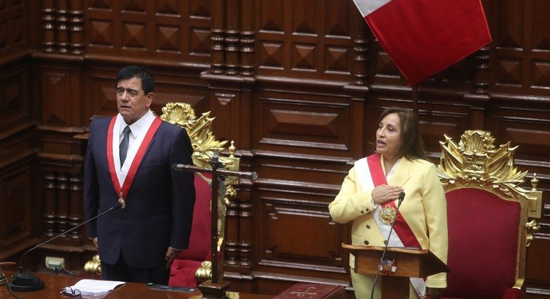 Dina Boluarte foi empossada pelo Congresso do Peru horas após a queda de Pedro Castillo