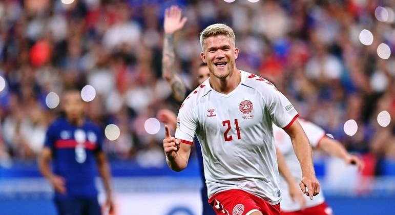 Cornelius, da Dinamarca, dois gols na França, dentro do campo de "Les Bleus"
