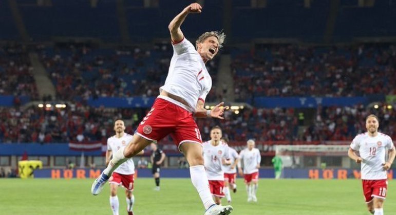 Stryger Larsen, da Dinamarca, vibra com o gol da vitória sobre a Áustria