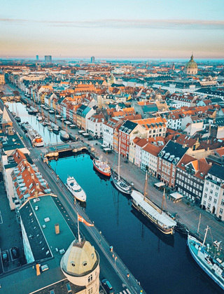 Dinamarca - Campeão como país menos corrupto do mundo!!  - Europa- 5,8 milhões de habitantes em 43 mil km2.  Capital- Copenhague