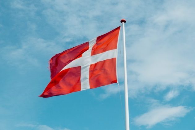 Dinamarca: Frequentemente mencionado como um dos países mais felizes do mundo, a Dinamarca é conhecida por sua sociedade igualitária e uma generosidade mútua.