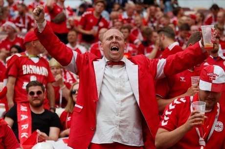 Time da Dinamarca comemora classificação às oitavas da Champions com  cerveja de graça para torcedores