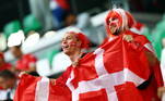 Torcida da Dinamarca faz festa antes da partida contra a Tunísia na Copa