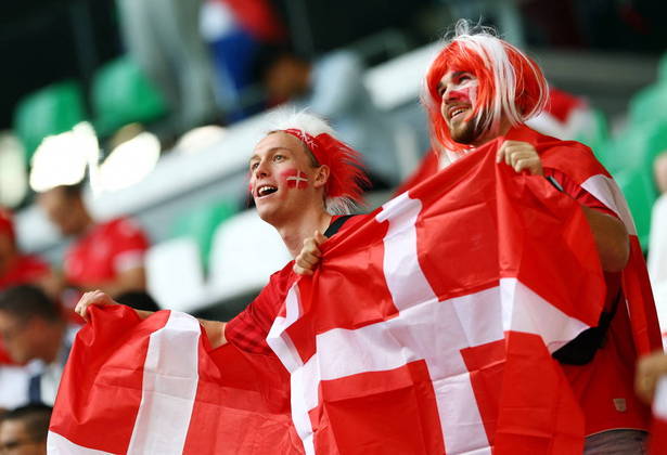 Torcida da Dinamarca faz festa antes da partida contra a Tunísia na Copa