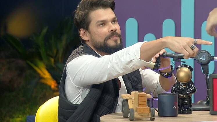 Aqui o abandono foi invertido! Erick deixou o próprio
programa após entrar em uma discussão com Suita, seu convidado. O tema era 