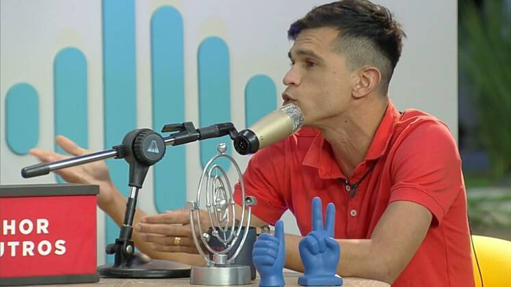 Na vez de Tiago Dionisio, Erick foi para a bancada cantando
a música Fale de Mim. Questionado sobre o porquê de não sustentar suas falas, o
jornalista se estressou e criticou o rival: 