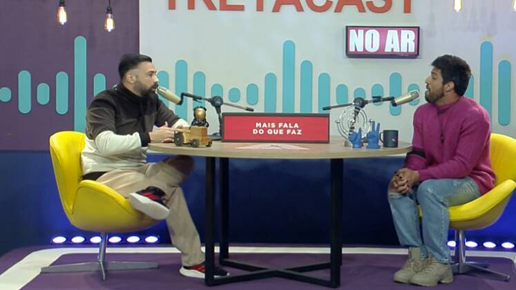 Ricardo Villardo abriu o episódio de seu podcast convidando
Bruno Tálamo para comentar que ele mais fala do que faz com relação às tarefas
domésticas. O jornalista, então, explicou que estava aprendendo — inclusive, a
usar a vassoura — mas criticou o ator por atacá-lo vezes seguidas. Porém, ao
dizer que não passa pano para o que é errado, Bruno ouviu oponentes rirem e
dizerem que isso era mentira