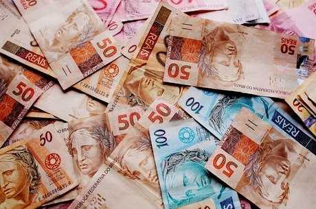 Brasileiro trabalha cinco meses para pagar impostos