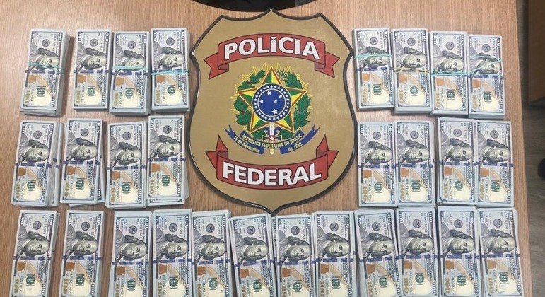 Dinheiro foi encontrado na casa de um dos alvos da operação
