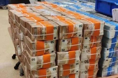 Dinheiro apreendido em uma van abandonada por Carvalho em Lisboa, Portugal (Reprodução)