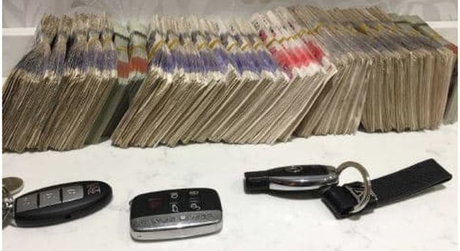 Dinheiro em espécie e chaves de carros de luxo foram apreendidas nas casas dos brasileiros pela polícia de Londres