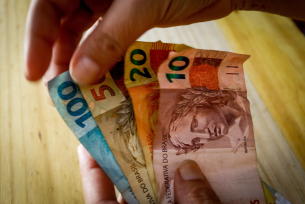 SP - SAQUE/DINHEIRO ESQUECIDO - ECONOMIA - Na próxima segunda-feira (7) as pessoas com dinheiro esquecido nos bancos poderão resgatar os valores em um site montado pelo Banco Central. Serão devolvidos mais de R$ 4 bilhões a 28 milhões de clientes, no entanto, ainda estará valendo o período de consulta dos ?Valores a Receber? e, segundo o BC, não existe risco de este valor se perder caso você perca o período de retirada do dinheiro. 05/03/2022 - Foto: ALOISIO MAURICIO/FOTOARENA/FOTOARENA/ESTADÃO CONTEÚDO
