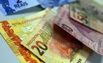 2. Golpe do falso empréstimoOrganizações criminosas se passam por falsas instituições financeiras e oferecem empréstimos com ótimas condições para o consumidor, inclusive para quem está negativado. Depois que o interessado preenche o cadastro em um site falso, os bandidos entram em contato e pedem que ele assine um contrato, mas, sem que o usuário perceba, inserem cláusulas que preveem multas caso haja desistência. Para que o falso empréstimo seja liberado, os bandidos impõem o pagamento de taxas e impostos.Dica: segundo a Febraban, não existe nenhum tipo de empréstimo em que a pessoa tem de fazer pagamento antecipado, nem mesmo de impostos, taxa de cadastro ou adiantamentos de parcelas. Esse esse tipo de abordagem é fraudulenta. Nas operações regulares de crédito, o cliente recebe o dinheiro e não precisa pagar nada na hora em que contrata o empréstimo. É importante desconfiar de sites e propagandas de empresas que oferecem crédito com condições vantajosas demais. Sempre pesquise antes de fechar o contrato e verifique se a instituição tem autorização do Banco Central para oferecer empréstimos.