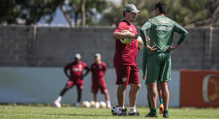 Diniz conversa com Ganso em treino do Flu