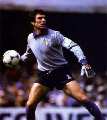 Dino Zoff (Itália) - 40 anos, 4 meses e 13 dias / Atingiu a marca no jogo Alemanha 3x1 Itália, pela Copa de 1982.
