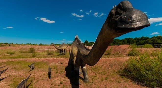 Dinossauro pescoçudo provavelmente andava mancando sobre as quatro patas