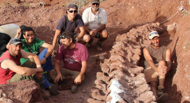 Arqueólogos com o fóssil do titanossauro