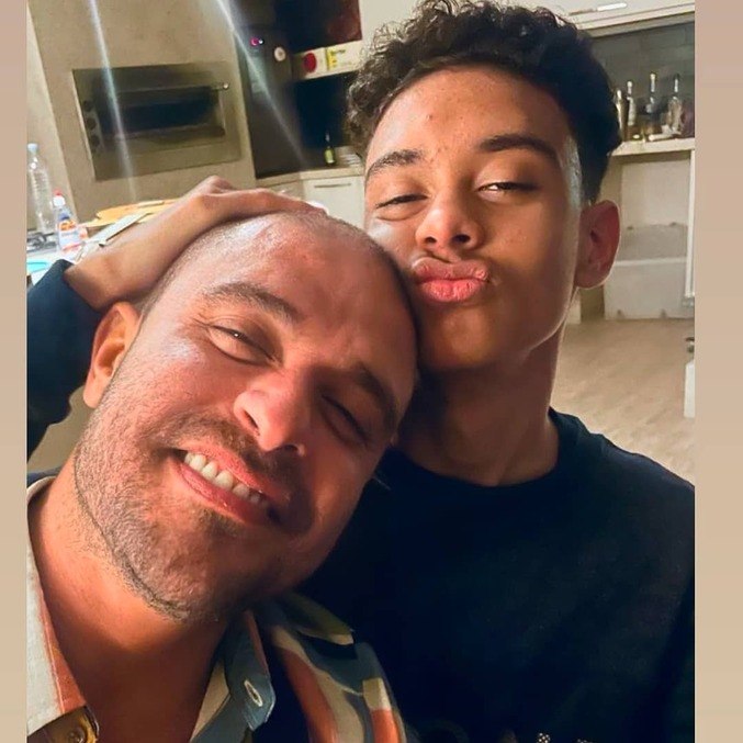Davi Nogueira posta clique com o pai e alimenta rumores do affair entre o cantor e Paolla 
Oliveira