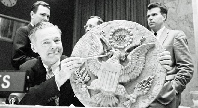 Diplomata americano nas Nações Unidas, Henry Cabot Lodge, mostra o grampo em brasão, em 26 de maio de 1960