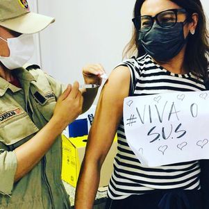 Dira Paes é imunizada no Rio