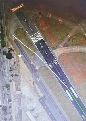 Direção seguida pelo Learjet após o pouso (na linha verde)