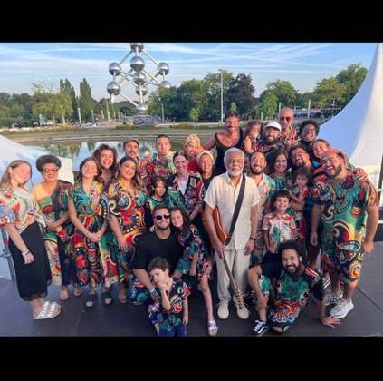 Direto da Bélgica, o cantor Gilberto Gil reuniu toda a família para a foto oficial de Natal. “A ‘familiaridade’ ainda tem um peso muito importante para a civilização”, escreveu.