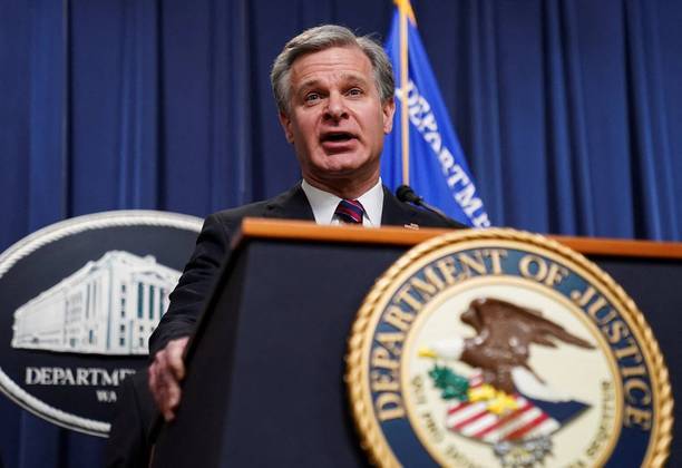 No início de março, em uma série de depoimentos no Congresso, oficiais de inteligência afirmaram que o TikTok é um risco para os Estados Unidos. No dia 7, o diretor do FBI, Christopher Wray, disse que o programa pode ser usado para conduzir narrativas e dividir a população do país