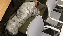 Elon Musk demite diretora que dormiu em escritório para cumprir prazos apertados (Reprodução/Twitter/@evanstnlyjones)