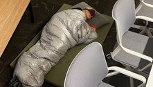 Diretora do Twitter é fotografada dormindo no escritório e diz que prazos da empresa estão apertados
