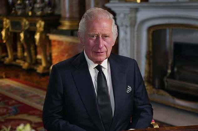 O primeiro grande feito do mandado de Charles se deu logo que ele assumiu o trono, um dia depois da morte de Elizabeth, em 9 de setembro. Ele fez um discurso histórico em homenagem à mãe, que foi transmitido pela televisão e exibida em um serviço memorial especial na Catedral de St. Paul's, em Londres. Na ocasião, ele definiu a rainha como uma 