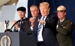 O Presidente dos EUA, Trump, reconhece um convidado enquanto participa da 17ª comemoração anual do 11 de setembro no Memorial Nacional do Voo 93, próximo a Shanksville, em Stoystown, Pensilvânia.
O presidente dos EUA, Donald Trump, reconhece um convidado enquanto participa da 17ª comemoração anual do 11 de setembro no Flight 93 National Memorial, próximo a Shanksville, Pensilvânia. REUTERS / Kevin Lamarque