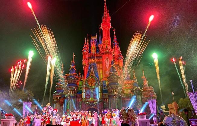 Conhecer os parques da Disney é o sonho de boa parte dos brasileiros. As famosas montanhas russas, os simuladores de voo e de viagens espaciais, os encontros com o Mickey e toda a 'magia Disney' estão no imaginário de muitas pessoas que, desde cedo, aprendem que lá 'os sonhos se tornam realidade', como reafirma a empresa.