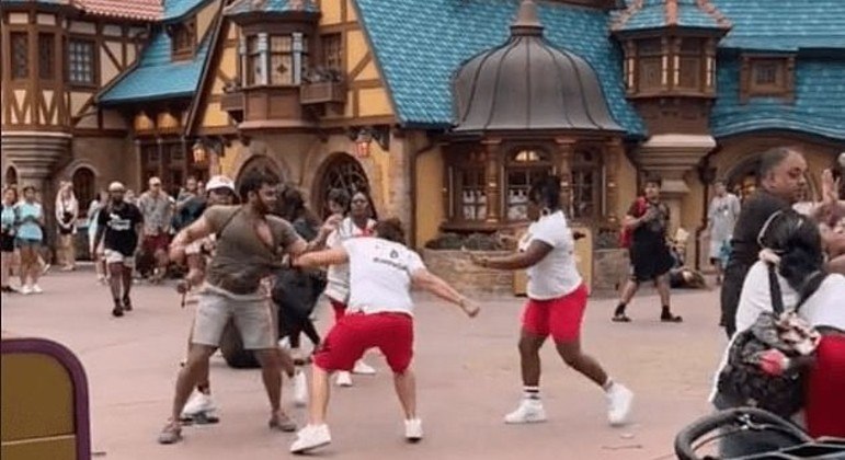 Briga generalizada no meio do principal parque da Disney na Flórida, nos Estados Unidos
