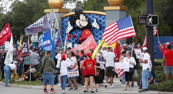 Apoiadores do projeto de lei 'Não diga gay' se reúnem em comício no Walt Disney World
