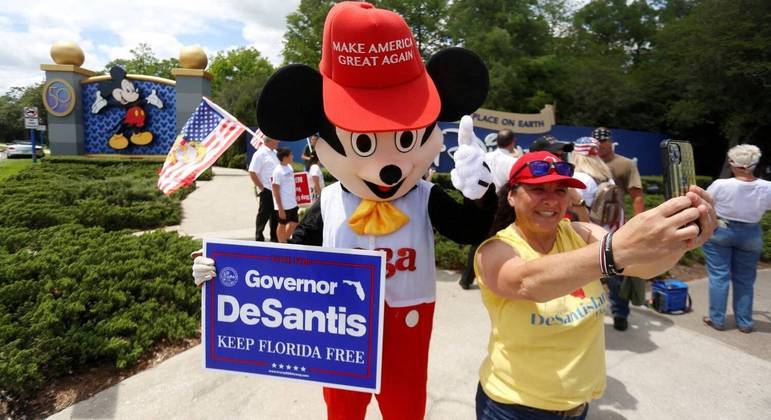 Apoiadores de DeSantis utilizaram fantasia do Mickey para apoiar o governador da Flórida