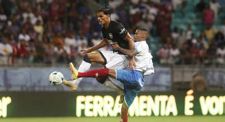 Disputa de bola em Bahia x Botafogo pelo Campeonato Brasileiro