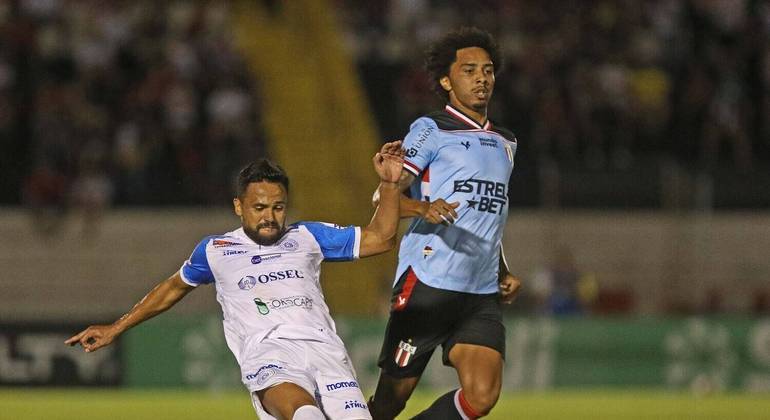 Disputa de bola em Botafogo-SP x São Bento pelo Campeonato Paulista