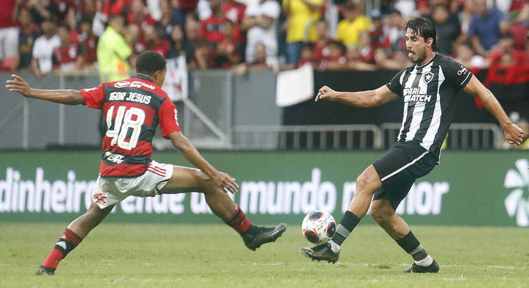Disputa de bola em Botafogo x Flamengo em Brasília