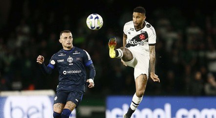Disputa de bola em Coritiba X Vasco pelo Campeonato Brasileiro