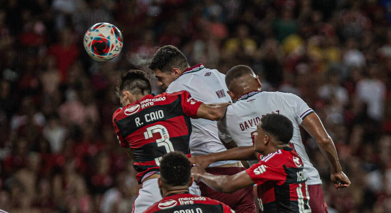 Disputa de bola em Flamengo x Fluminense pelo Campeonato Carioca